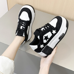 Y2K Star Platform Sneakers for a Trendy Grunge Aesthetic Look