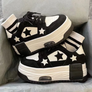 Y2K Star Platform Sneakers for a Trendy Grunge Aesthetic Look